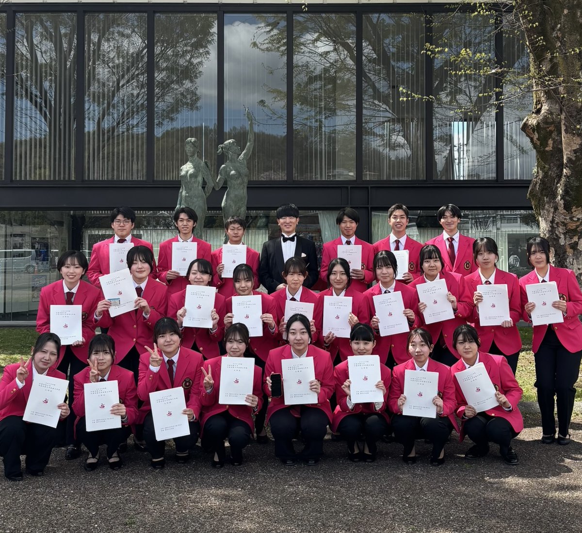 【中部学院大学 入学式🌸】 
新入生の皆様、この度はご入学おめでとうございます！ 本日は式典演奏を務めさせていただきました。  

吹奏楽部は新たに25名の新入生を迎え、活動がスタートしました✨本年度も中部学院大学吹奏楽部をどうぞよろしくお願いいたします！