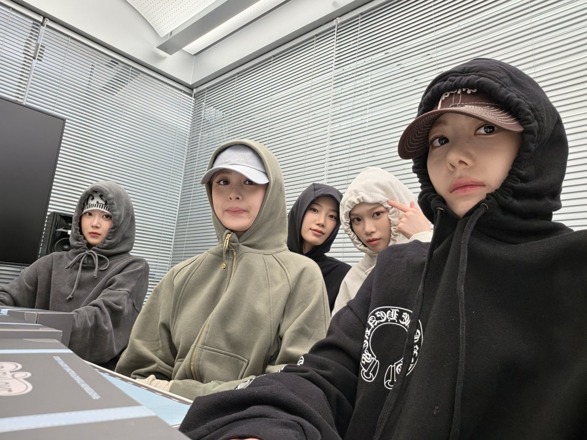 le sserafim pics tweet media