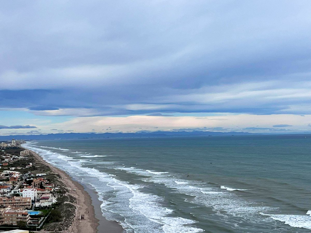 MeteoCullera's tweet photo. #NubesAltas y viento de #mestral dominando el panorama meteorológico en estas primeras horas del día. 17°C en #Cullera y racha máx. de 45 km/h. Así ha transcurrido el amanecer y la mañana, con una #LunaLlena que ha iluminado la madrugada. 📸Antonio Cortés. https://t.co/bekU1NOBiS https://t.co/31V4j7KfQ7