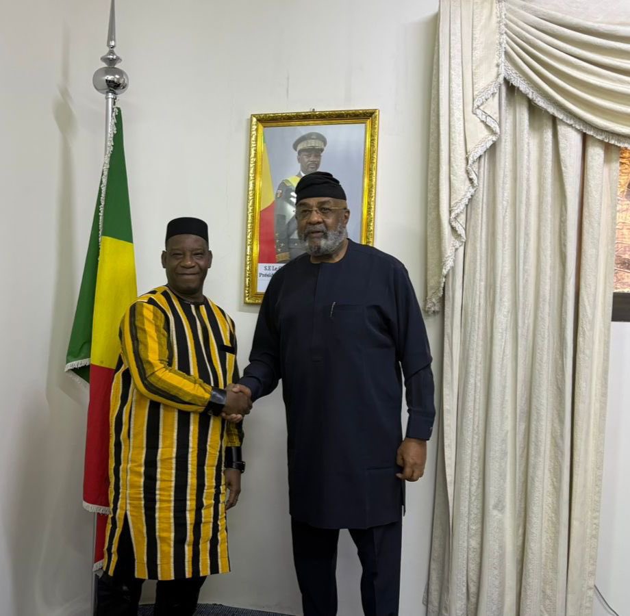EmbassyMLKSA's tweet photo. Le nouvel Ambassadeur de la République du #Ghana à Riyad, Son Excellence Monsieur Elhadji Said Saleh SINARE, a rendu une visite de courtoisie, le 1er avril 2026, à Son Excellence Monsieur Ibrahima Dahirou DEMBÉLÉ, Ambassadeur de la République du #Mali auprès du Royaume d’Arabie saoudite.

L'Ambassadeur du Mali a souhaité la cordiale bienvenue à son homologue ghanéen et lui a adressé ses chaleureuses félicitations pour sa nomination à ce poste, avant de formuler des voeux de plein succès dans l’exercice de sa mission.

Le diplomate ghanéen a exprimé sa profonde gratitude à son homologue pour l’accueil chaleureux qui lui a été réservé.

Les deux ambassadeurs ont eu des échanges sur plusieurs questions d’intérêt commun. Ils ont réaffirmé leur engagement à poursuivre lesdits échanges et ont décidé de maintenir une concertation régulière.

Cette rencontre témoigne de leur volonté de renforcer les relations de coopération entre les représentations diplomatiques africaines présentes dans le Royaume.

L’audience s’est déroulée dans une très bonne atmosphère traduisant la qualité des relations fraternelles existant entre la République du #Mali et la République du #Ghana.