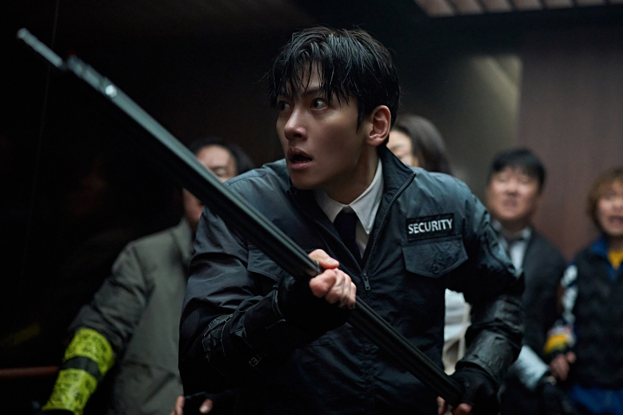 soompi's tweet photo. #JiChangWook Takes On Virus Outbreak As Security Guard Protecting Survivors In “#Colony”
https://t.co/Yt2iD6ORFa https://t.co/neqF66TIsf
