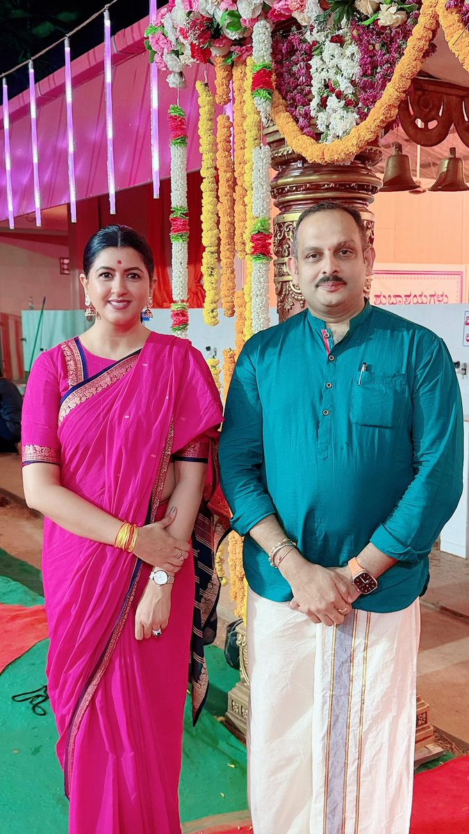 kajal_jaihind's tweet photo. कर्नाटक के लोकप्रसिद्ध समाजसेवी एवं बैंगलोर “हाई कोर्ट के पूर्व एडिशनल एडवोकेट जनरल” एवं अधिवक्ता श्री @ShyamAruna जी से मिलकर एवं उनके विचारो को जानकर बहुत अच्छा लगा।

अरुण भाई, आपने हमे अपने पैतृक गांव #पंधियाना (दक्षिण कर्नाटक) में इस दिव्य और भव्य महोत्सव में जुड़ने का आमंत्रण दिया एवं “श्री महालिंगेश्वर मंदिर ब्रह्म कलश प्रतिष्ठा महोत्सव” में सम्मिलित होने का सुअवसर प्रदान किया इसलिए हम आपका धन्यवाद करते है, महादेव के भक्त के रूप में इस भव्य क्षण का साक्षी बनना हमारा सौभाग्य है 🙏🏻

हिंदू संगठन के कार्यकर्ताओं के लिए आप द्वारा सदैव निस्वार्थ सहयोग करना, उन पर लगे झूठे केस को निःशुल्क लड़कर कार्यकर्ताओं को न्याय दिलवाना तथा सनातन धर्म के प्रति आपका निस्वार्थ समर्पण एवं जन-कल्याण की भावना आपकी धर्म के प्रति निष्ठा को दर्शाती है,
आप द्वारा हमारे केस को भी निशुल्क निस्वार्थ भाव से लड़ना एवं हमे केस में राहत दिलवाने हेतु हम भी आपके सदैव आभारी रहेंगे🙏🏻

धर्म के प्रति आपके समर्पण को शत शत नमन 🙏🏻
महादेव एवं माँ से आपके दीर्घायु, उज्जवल भविष्य और स्वस्थ जीवन की प्रार्थना करते है, हर हर महादेव 🙏🏻🚩