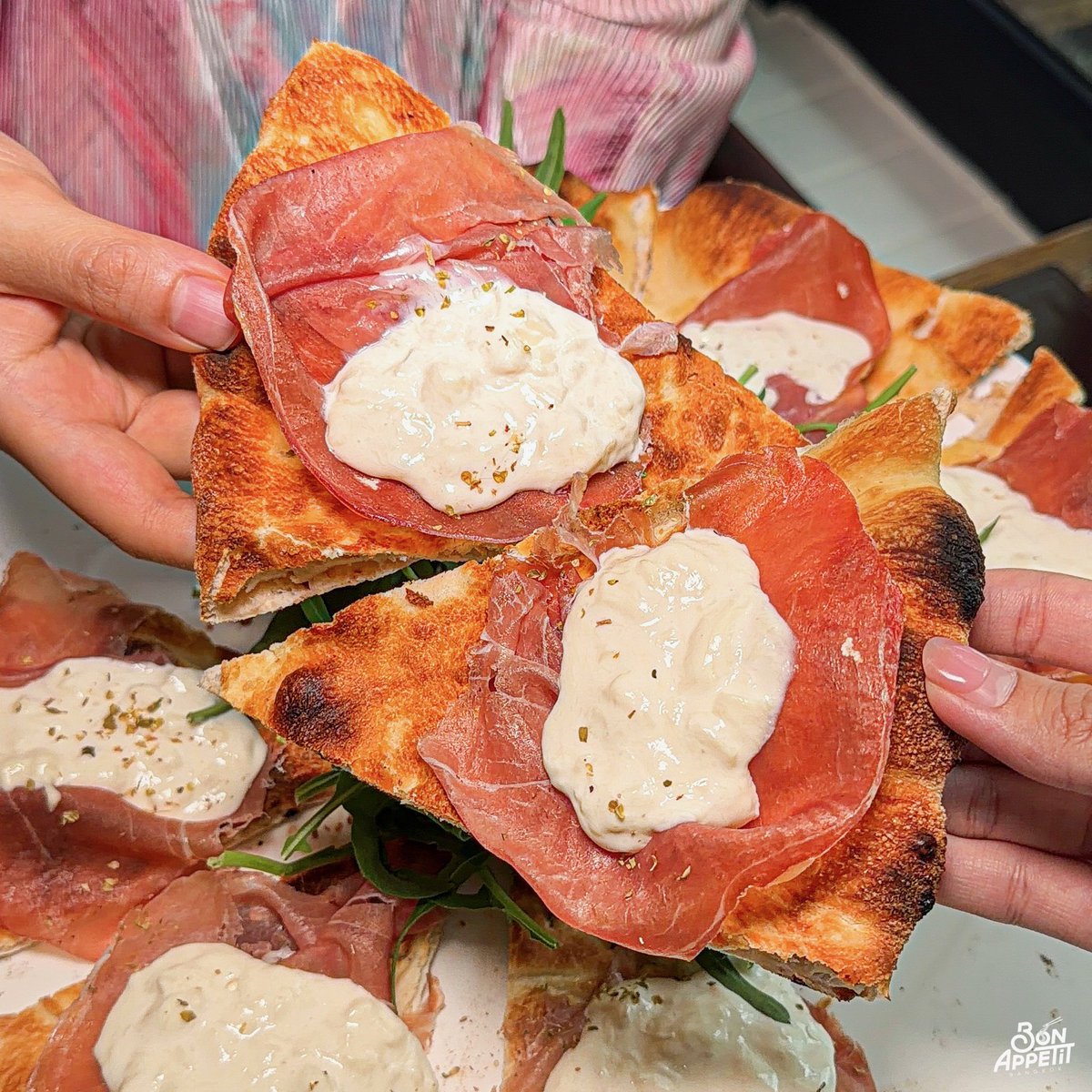 bon_appetitbkk's tweet photo. ร้านอาหารอิตาเลียนย่านสาทร ที่คนรักพิซซ่าไม่ควรพลาดด!! เพราะพิซซ่าอร่อยมากกก แสงออกปาก🍕 

เค้าได้รางวัลรับ 1 ใน 70 ร้านอาหารที่ทำพิซซ่าได้อร่อยที่สุดในโลกจากอิตาลีเลยย🇮🇹 พิซซ่าร้านนี้มีความพิเศษที่ตัวแป้งเลย เป็นสูตรลับที่หมักแป้งถึง 72 ชม.!! จนได้เป็นพิซซ่าแสนอร่อยยย😋

น้องมีโอกาสได้แวะมาลองแล้วชอบมาก ๆ อร่อยจริง ๆ เลยอยากป้ายยาต่อให้เพื่อน ๆ มาลองกินกัน~ ร้านนี้อยู่ในซอยสาทร 7 ตัวร้านไวบ์ดีมากก เหมือนอยู่ต่างประเทศเว่อ แกลมสุด ๆ ใครมีแฟนชวนแฟนมาเดทนะ อย่างเหมาะ🩷🩷

ในส่วนของเมนูอาหารอยากแนะนำให้สั่ง 

🇮🇹 PARMA & STRACCIATELLA (620.-) เป็นพิซซ่าท็อปด้วยพาร์มาแฮม, ชีส stracciatella, ผักร็อกเก็ต และออริกาโน่ แป้งพิซซ่าหน้านี้จะมีความกรอบเป็นพิเศษ บอกเลยว่าจึ้ง กินพร้อมกับหน้าพิซซ่า โดยรวมคืออร่อยมาก ๆ ดีสุด ๆ พาร์มาแฮมเค็มนิด ๆ เจอกับชีส stracciatella ที่มีความนม ๆ นัว ๆ เว่อร์ใครชอบกินพาร์มาแฮมกับชีส burrata จะเข้าใจฟีลน้องเลย คือชีเข้ากันสุด ๆ และดีงามมากกกก เคล็ดลับความอร่อยอีกอย่าง น้องแนะนำให้ราดน้ำมันพริกของทางร้านลงไปด้วย จะได้ความมัน ๆ หอมพริก และความเผ็ดเพิ่ม โคตรดี! กินได้อีกสิบชิ้นอะ🤤🍕

🇮🇹 DIABRA (530.-) เป็นพิซซ่าซิกเนเจอร์ของทางร้านเลย!! เค้าจะท็อปด้วยซอสมะเขือ, spicy salami, italian sausage, capsicum, black olives (มะกอกดำ) และ chilli ถาดนี้บอกเลยว่าอร่อยไม่แพ้กัน ตัวแป้งจะมีความนิ่ม และ นุ่ม กว่า ส่วนหน้าพิซซ่าคือเครื่องแน่นมาก ๆ รสชาติเข้มข้นเลย ตัว italian sausage ปรุงมารสชาติดี, spicy salami ชิ้นหนาไปนิดทำให้มีความแข็งและเค็มหน่อย ๆ~ ตัวมะกอกดำ หอม อร่อยดีงามตามท้องเรื่อง โดยรวมกินพร้อมกันคืออร่อยจ้า🫒