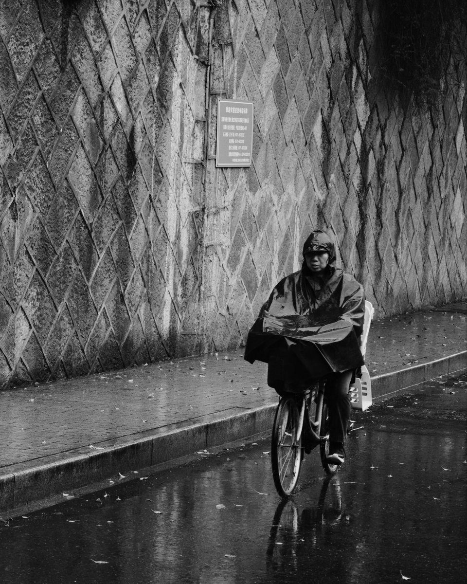 stanzy_500's tweet photo. Taking a walk in the rain #photo #blackandwhitephotography #streetphotography https://t.co/orm4UTSm8y