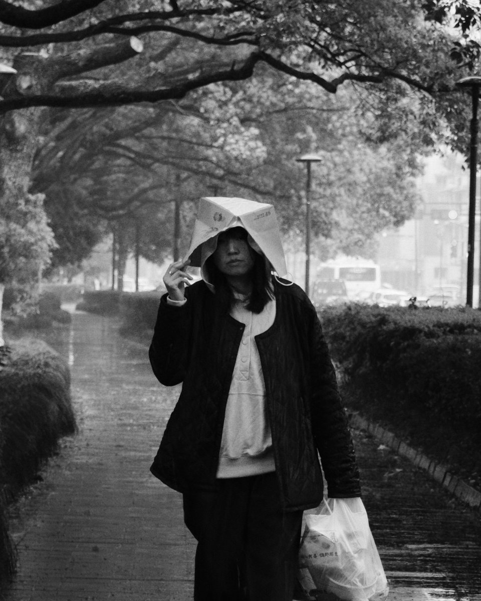 stanzy_500's tweet photo. Taking a walk in the rain #photo #blackandwhitephotography #streetphotography https://t.co/orm4UTSm8y