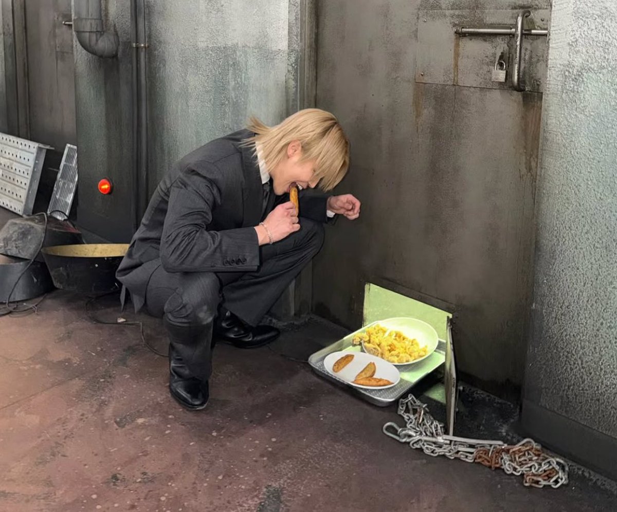 nyhsjtjbts's tweet photo. hello big hit music why are your biggest breadwinners eating like this? https://t.co/rUOGf4WNX2
