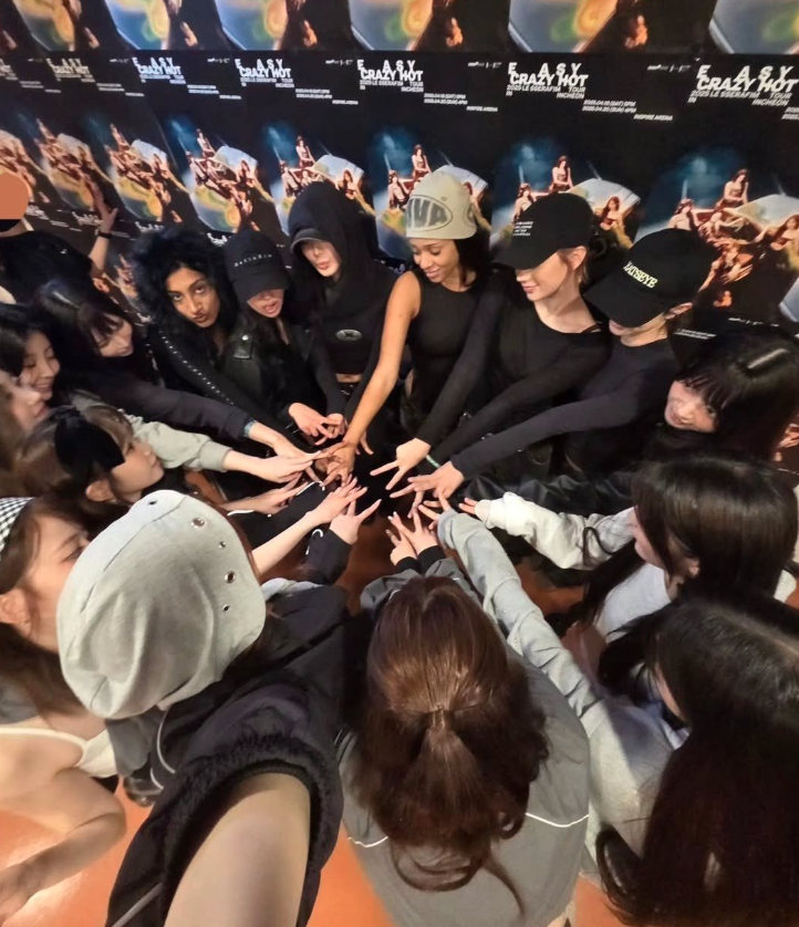 AboutMusicYT's tweet image. LE SSERAFIM, ILLIT and KATSEYE in a new photo together, one year ago today.