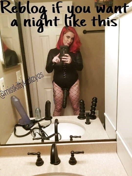 Bratz008's tweet photo. I know you’d like to be used and degraded pay 💰 piggy come to Mommy you’re just a Dm away https://t.co/7Gge5ofUNP