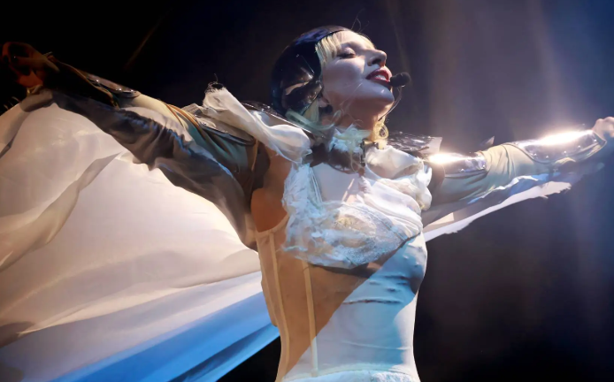 AboutMusicYT's tweet image. Lady Gaga during her Coachella performance last year:

"I'm sorry my mic was broken for a second, at least you know I sing live"