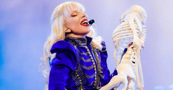 AboutMusicYT's tweet image. Lady Gaga during her Coachella performance last year:

"I'm sorry my mic was broken for a second, at least you know I sing live"