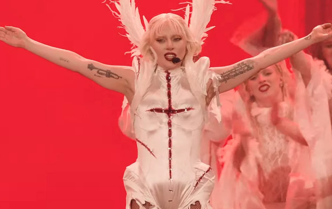 AboutMusicYT's tweet image. Lady Gaga during her Coachella performance last year:

"I'm sorry my mic was broken for a second, at least you know I sing live"