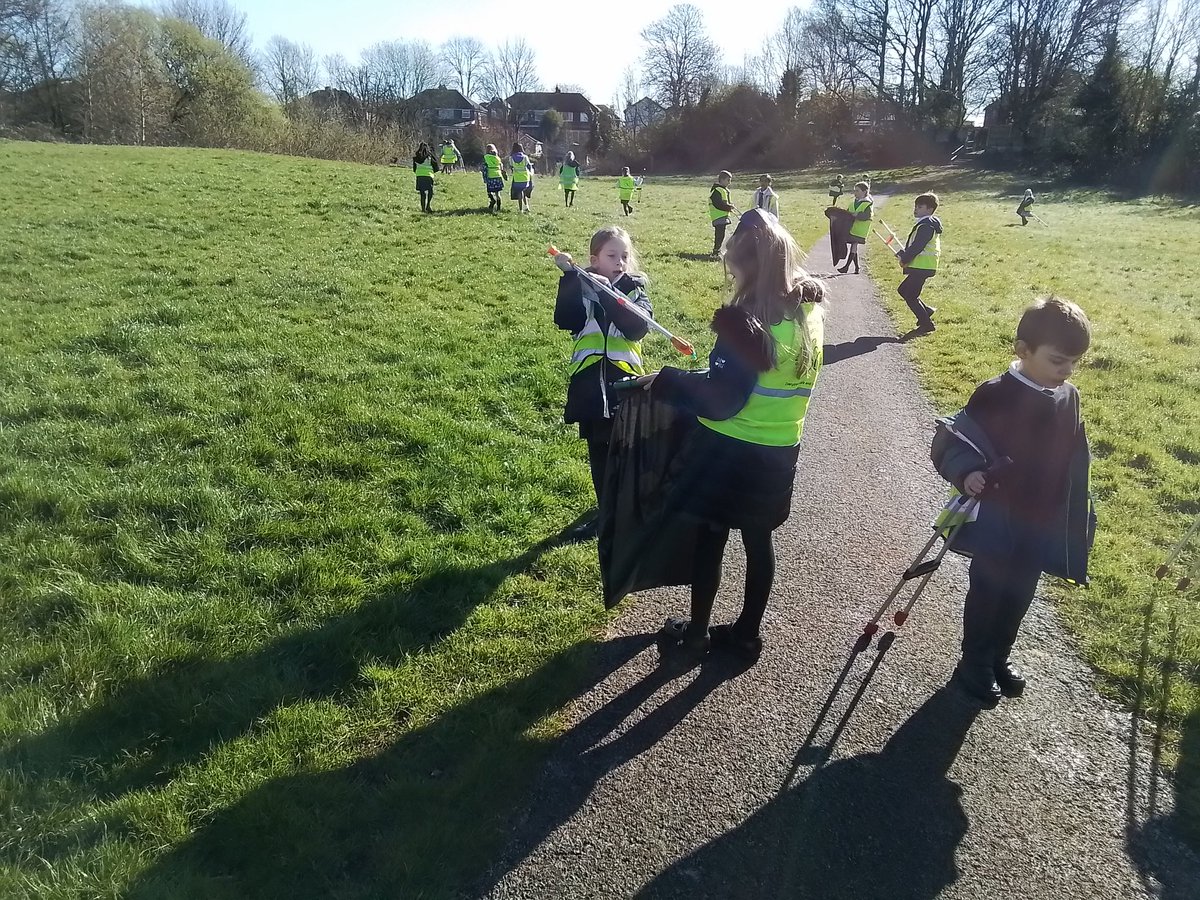 AlkringtonPS's tweet image. 2h have been out in the community this morning to pick litter for community and contribution week.
#2h 
#enrichment 
#communityandcontribution