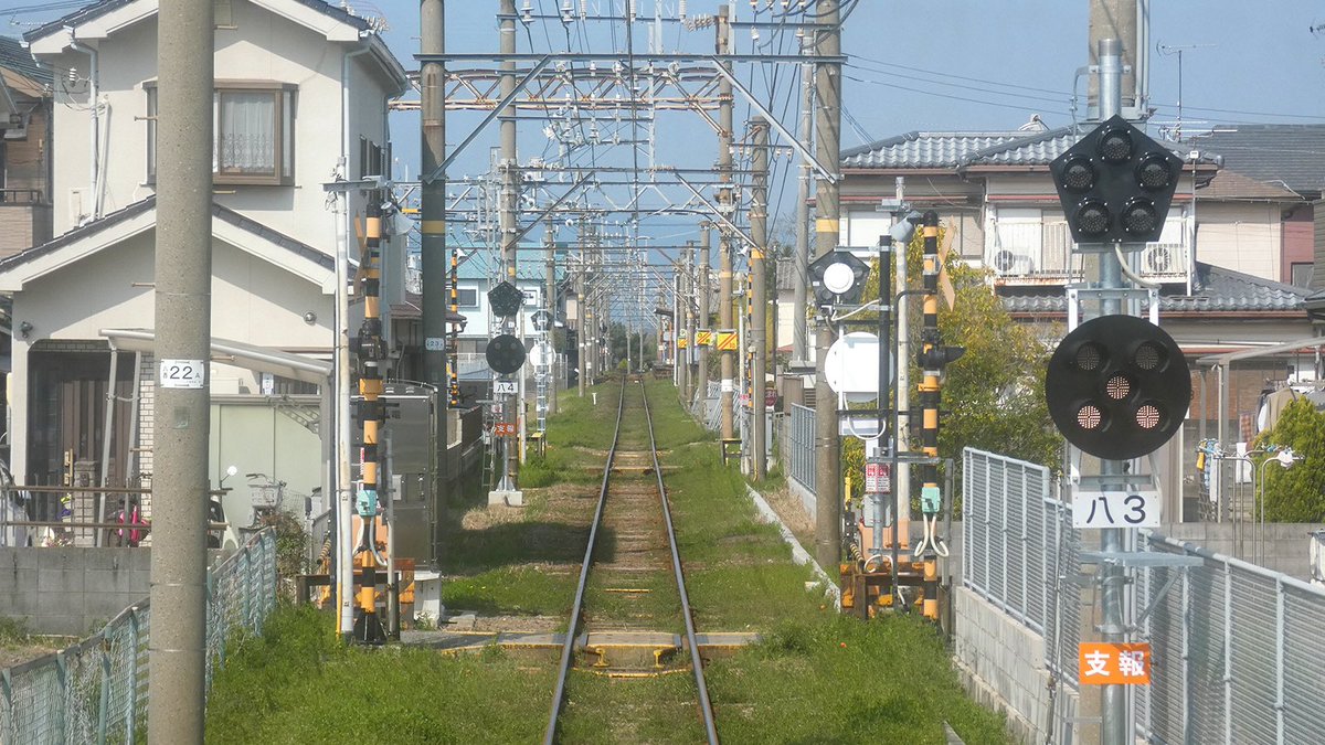 kae1993h's tweet photo. 車窓から。

住宅街の中を通っていく景色って、
なぜかずっと見ていられます。

誰かの日常の中を旅している感じがして好きです。

あなたの好きな車窓の景色も教えてください。 https://t.co/MRuV5wgzRm