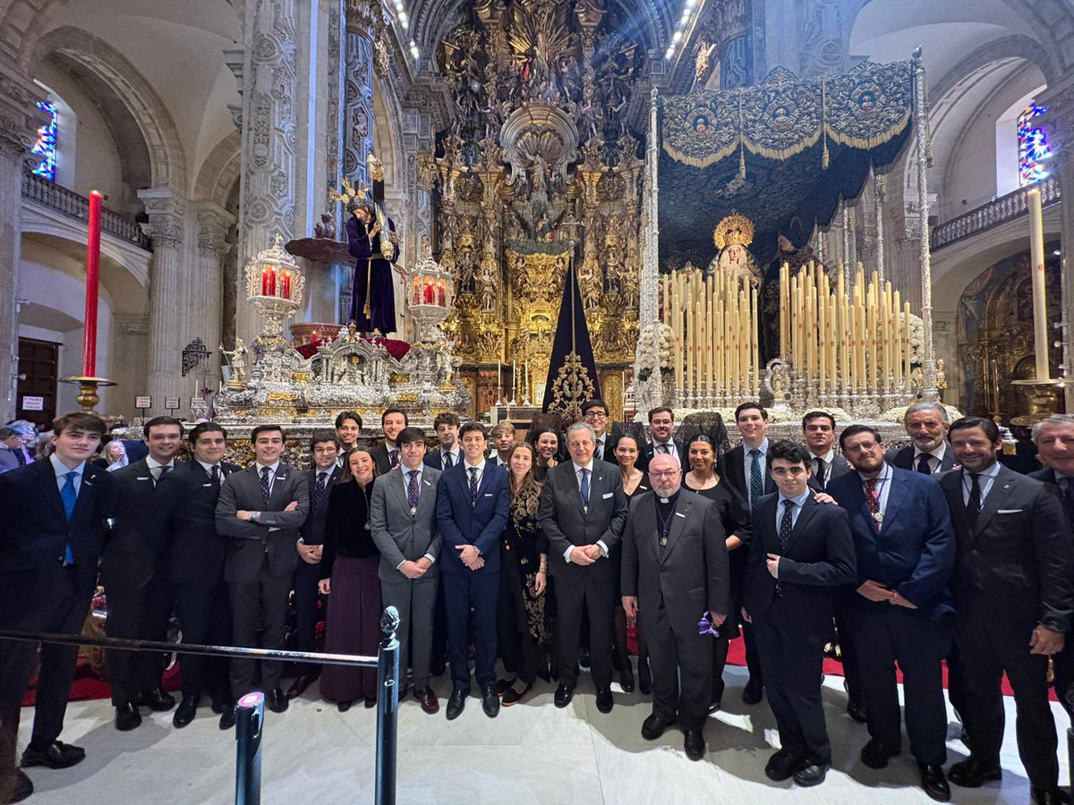 Hdad_Pasion's tweet photo. Agradecemos la visita de nuestra juventud, que en la mañana de hoy ha acudido a rezar ante nuestros Sagrados Titulares y ha ofrendado, como es tradición, un ramo al Señor de Pasión y otro a la Virgen de la Merced. 

Pedimos por ellos, para que sigan siendo ejemplo del amor fraterno en el presente y futuro de nuestra Archicofradía .

#Pasión26
#SSantaSevilla26