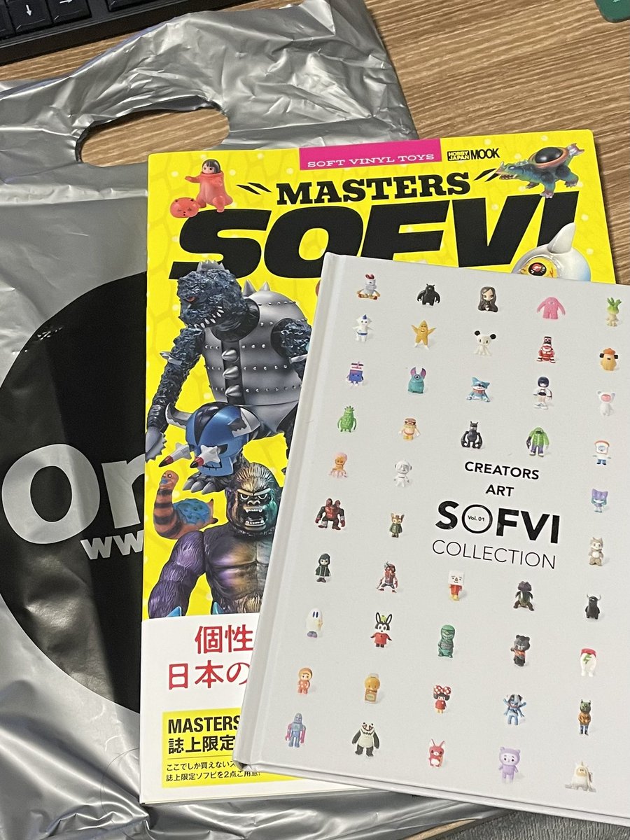 monom20's tweet photo. 展示見���行ったあと、秋葉原のone upさんの所でソフビ本2冊購入!٩( ˙ω˙ )و
暗黒エンターテイメントさんの作品がディスプレイされてて、
都市伝説の男のペストマスク姿も良いな、いいな〜と📸 \\ カッコイイ‼︎ //
#oneuptoy
#暗黒エンターテイメント
#MASTERSSOFVI https://t.co/32Il5V9Yvl
