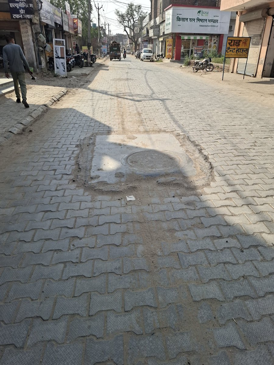 hamaragaanv's tweet photo. आज 2 अप्रैल 2026 तक भी यही हालात है @NayabSainiBJP @nitin_gadkari @bishnoikuldeep आज तक भी सड़क पर सीवर ढक्कन ऊपर नीचे पड़े हैं!मण्डी आदमपुर क्रान्ति चौक से हाई स्कूल रोड़ जिला हिसार हरियाणा। एक दो जगह ठीक किए भी है लेकिन कम से कम 20 जगह यही प्रॉब्लम अभी भी है। कृपया संज्ञान लें। https://t.co/YxJucNamvi