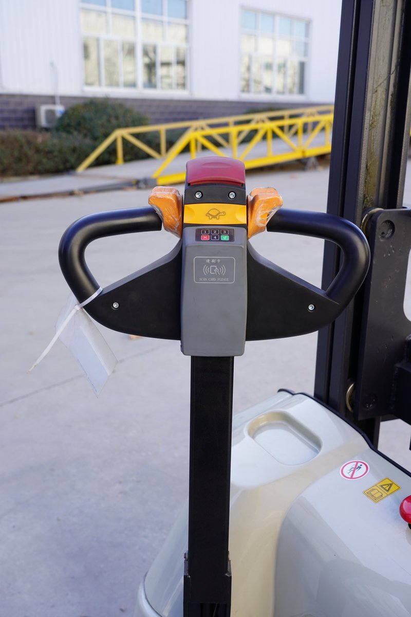 Xiangyuan1113's tweet photo. 1.5T walkie electric stacker showcasing full design and key details, built for durability, smooth operation, and efficient warehouse handling.
#ElectricStacker
#WalkieStacker
#MaterialHandling
#WarehouseEquipment
#B2BIndustrialEquipment ⚙️📦 https://t.co/oaZQKTMOSZ