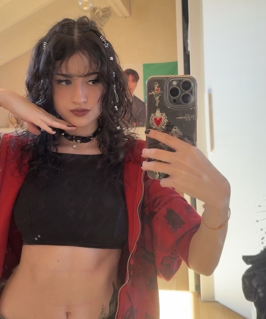 Kiki ♡ is talking to woo tweet media