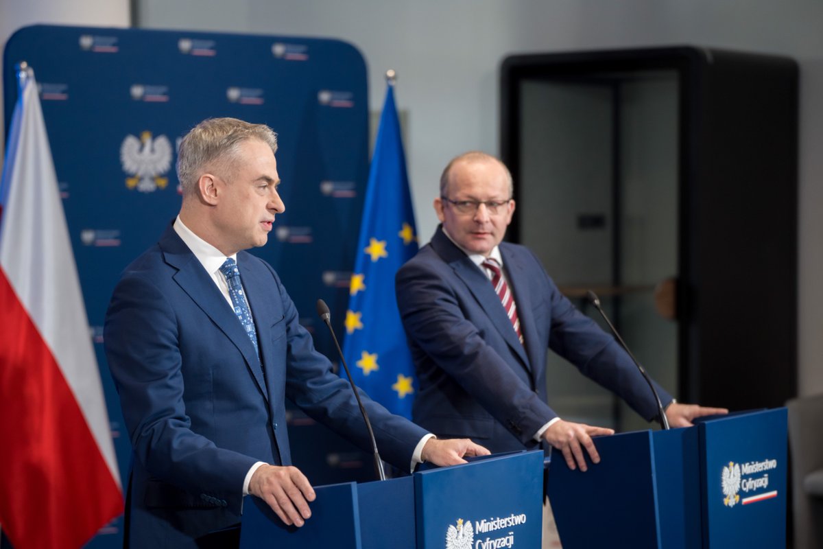 PawelOlszewski's tweet photo. Od jutra wchodzi w życie ustawa o krajowym systemie cyberbezpieczeństwa❗️

🔴To ważny moment dla cyberbezpieczeństwa Polski. Nowe przepisy wzmacniają ochronę danych, usług i infrastruktury, z których korzystamy każdego dnia🇵🇱

🔵Dlatego zorganizowaliśmy konferencję prasową i śniadanie prasowe, aby rozwiać wątpliwości i odpowiedzieć na wszystkie pytania dotyczące nowych obowiązków i zmian. Zależy nam na tym, aby przepisy były jasne i dobrze wdrożone w praktyce👍🏻

👉🏻To konkretne działania na rzecz większej odporności państwa, gospodarki i instytucji na rosnące zagrożenia w cyberprzestrzeni

Link do strony z pytaniami i odpowiedziami👉🏻https://t.co/giOiKX9idQ

@KGawkowski @CYFRA_GOV_PL @PremierRP
