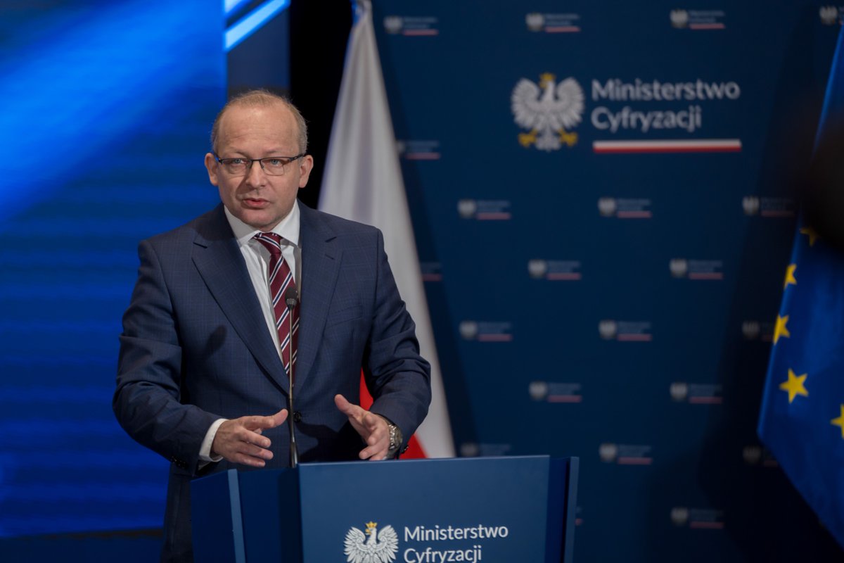 PawelOlszewski's tweet photo. Od jutra wchodzi w życie ustawa o krajowym systemie cyberbezpieczeństwa❗️

🔴To ważny moment dla cyberbezpieczeństwa Polski. Nowe przepisy wzmacniają ochronę danych, usług i infrastruktury, z których korzystamy każdego dnia🇵🇱

🔵Dlatego zorganizowaliśmy konferencję prasową i śniadanie prasowe, aby rozwiać wątpliwości i odpowiedzieć na wszystkie pytania dotyczące nowych obowiązków i zmian. Zależy nam na tym, aby przepisy były jasne i dobrze wdrożone w praktyce👍🏻

👉🏻To konkretne działania na rzecz większej odporności państwa, gospodarki i instytucji na rosnące zagrożenia w cyberprzestrzeni

Link do strony z pytaniami i odpowiedziami👉🏻https://t.co/giOiKX9idQ

@KGawkowski @CYFRA_GOV_PL @PremierRP