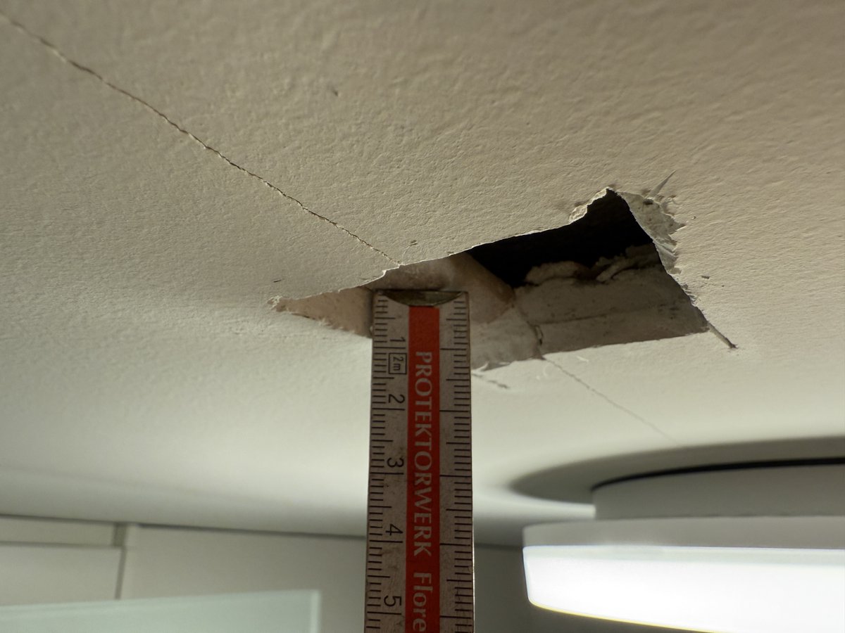 🔎 Scheuren in stucplatenplafond
In Waalwijk bleken scheuren en golving te komen door verkeerde montage en te dunne pleister.
Hermen de Hek: “Herstel door naden frezen, vullen en afwerken met renovlies + verf.”

👉 ow.ly/bNcb50Yp0BS

#plafonds #afbouw #technischadvies