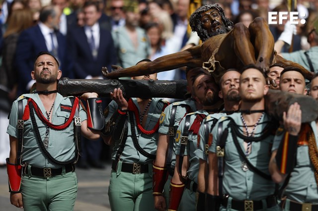 EFEnoticias's tweet photo. #EFEFotos | La compañía de honores de la Brigada Rey Alfonso XII de la Legión española porta a hombros el Cristo de la Buena Muerte y Ánimas, conocido como Cristo de Mena, durante el traslado de la imagen este Jueves Santo, en Málaga. 

EFE/ Jorge Zapata https://t.co/eycpIcZ8Cb