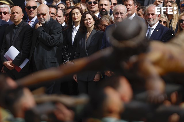 EFEnoticias's tweet photo. #EFEFotos | La compañía de honores de la Brigada Rey Alfonso XII de la Legión española porta a hombros el Cristo de la Buena Muerte y Ánimas, conocido como Cristo de Mena, durante el traslado de la imagen este Jueves Santo, en Málaga. 

EFE/ Jorge Zapata https://t.co/eycpIcZ8Cb
