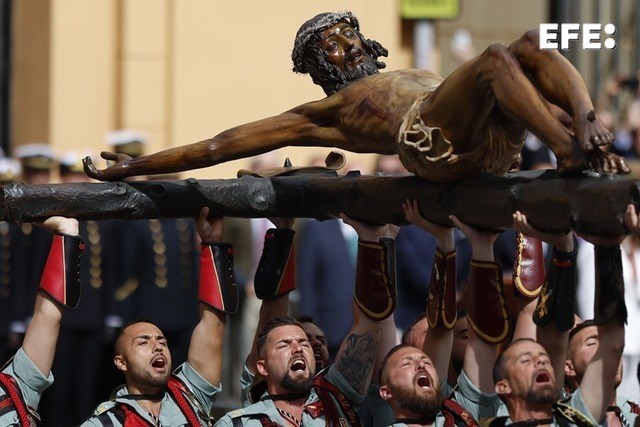 EFEnoticias's tweet photo. #EFEFotos | La compañía de honores de la Brigada Rey Alfonso XII de la Legión española porta a hombros el Cristo de la Buena Muerte y Ánimas, conocido como Cristo de Mena, durante el traslado de la imagen este Jueves Santo, en Málaga. 

EFE/ Jorge Zapata https://t.co/eycpIcZ8Cb