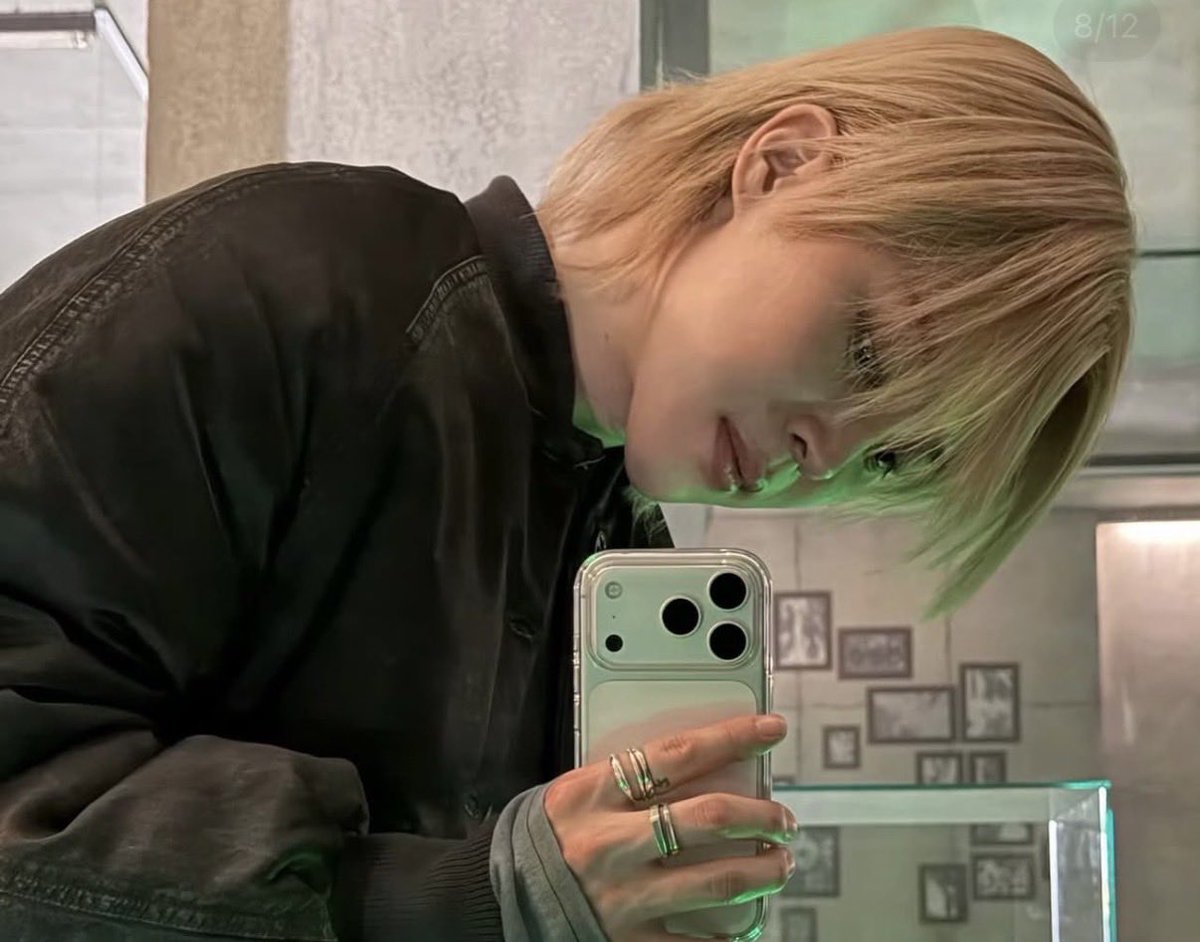 sexykoomi's tweet image. one second it’s an iphone, next it’s a samsung 😭