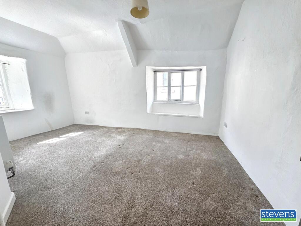 🏠 2-bedroom end terraced thatched Cottage
📍#Hatherleigh
💷 £265,000

This Grade II listed property offers plenty of space and original features. Think two generous double bedrooms, stone walls and beautiful exposed beams throughout.
stevensestateagents.com/property-detai…
