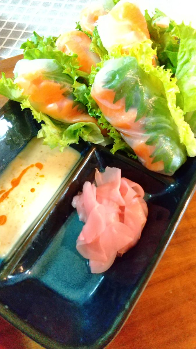 GIN_gitune50's tweet photo. いま、ライスペーパーにはまってる。
今まで生春巻きって好きじゃなかったんだけど、それは初めて食したときのがダメだっただけだったみたい。
FBで見たサーモン巻きをやったらとてつもなく美味しー♥
サーモン高いけど好きなものを食べたほうがいい！
外出できたときは買ってる(笑)　自分で作ると最高 https://t.co/22mu85WJrT
