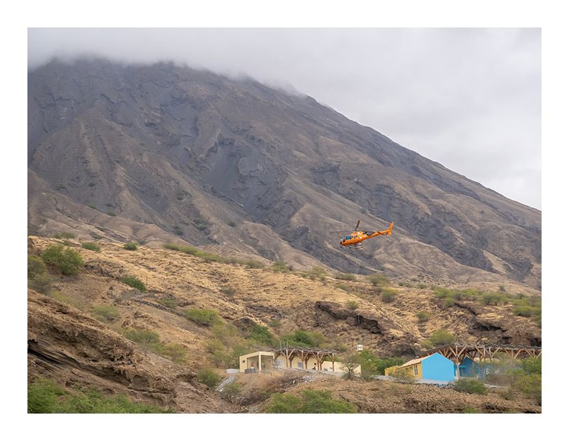 Instalação das novas baterias (860 kWh/400 kW) na central solar fotovoltaica de Monte Trigo, cuja potência está a ser ampliada até 165 kWp para atender o aumento da demanda de electricidade e a da Instalação Dessalinizadora de Água do Mar (25 m3/dia) #IlhaSantoAntão #CaboVerde