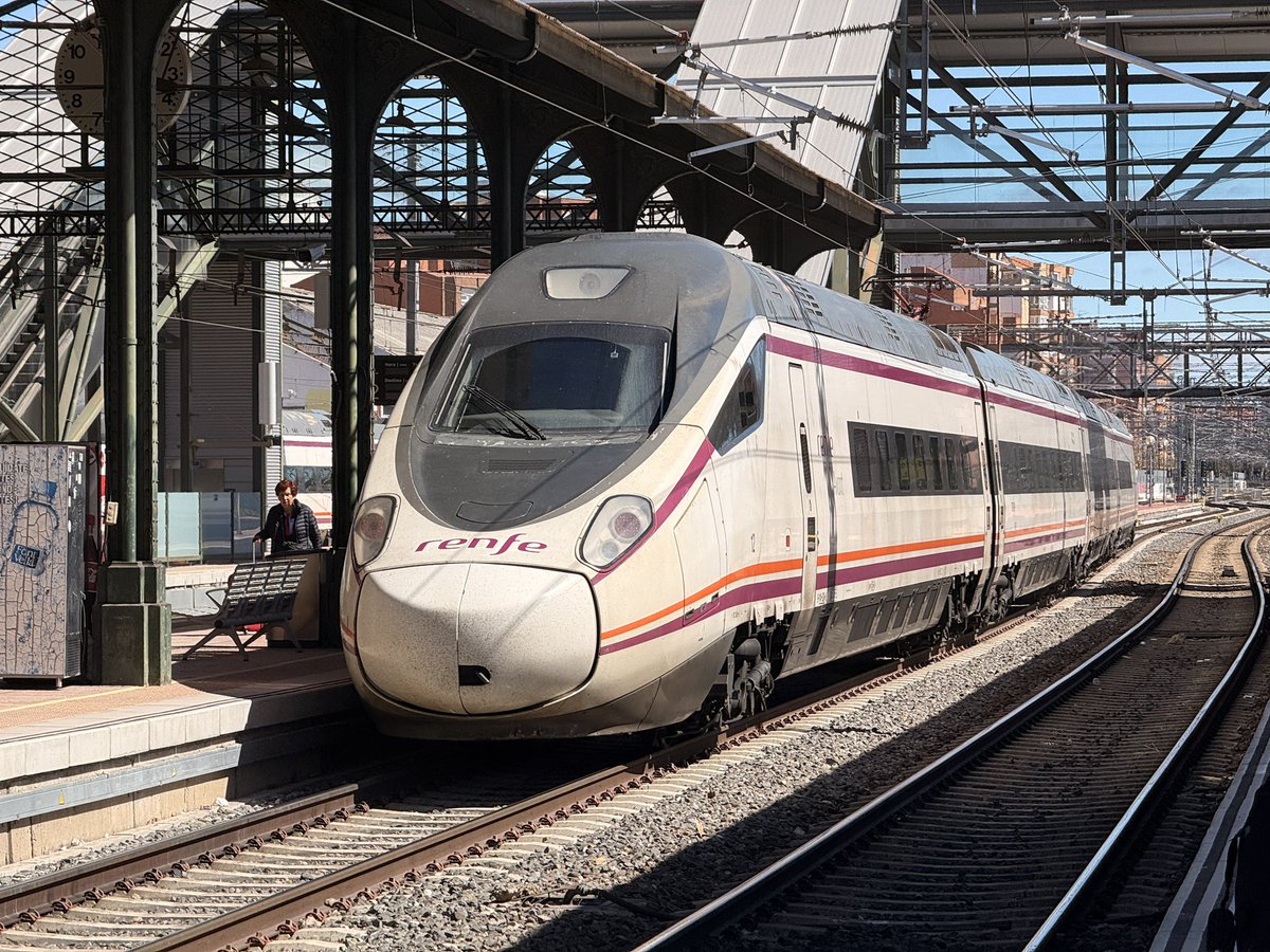 Hoy día del autismo 🧩💙. 
Cada uno siente el mundo de una manera diferente 💪🤭. 
Avant 114 en la estación de Valladolid campo grande de <a href="/Renfe/">Renfe</a>