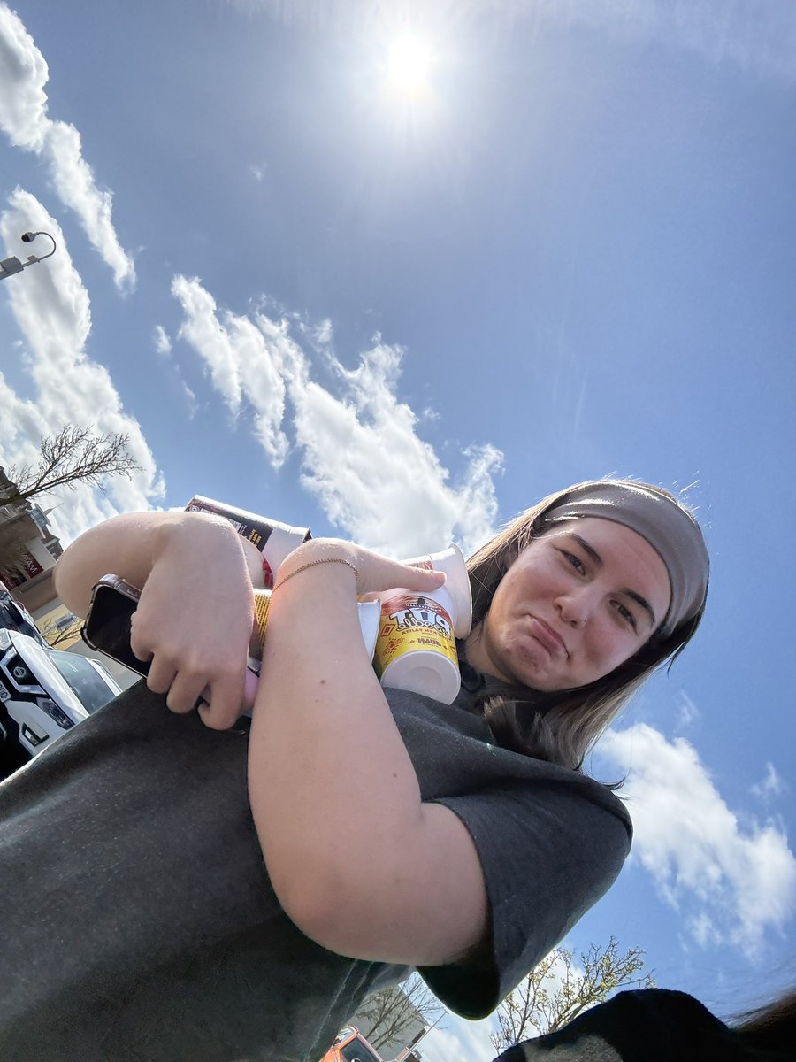 jess is seeing ariana tweet media