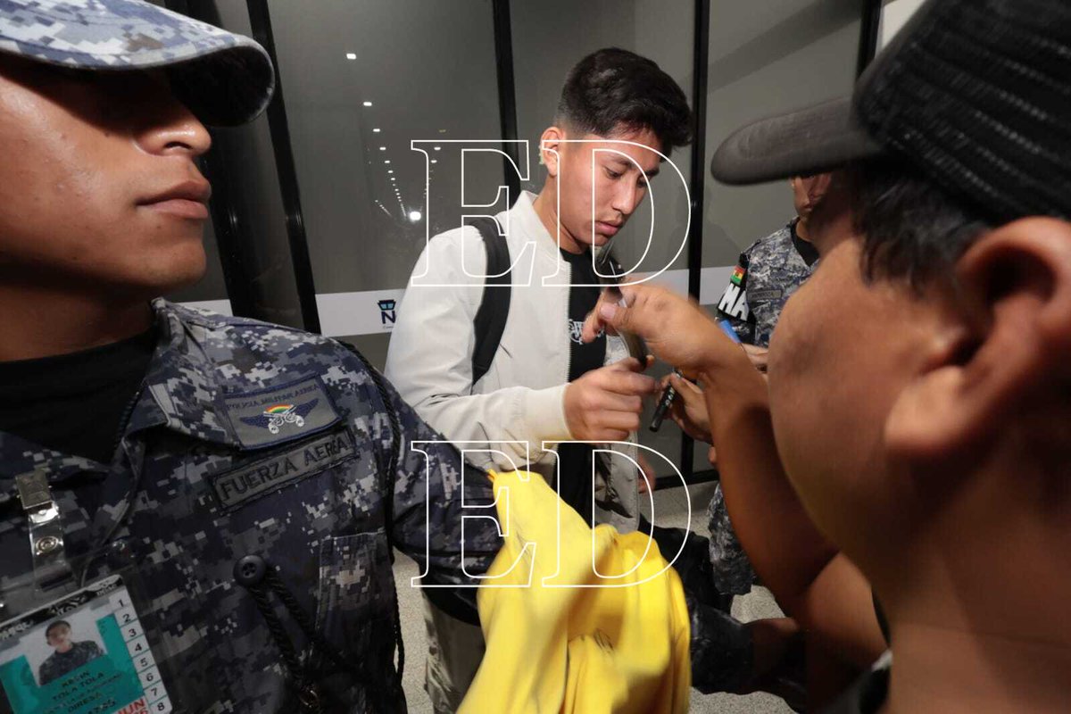 grupoeldeber's tweet photo. Aficionados aprovecharon la llegada de la Selección Boliviana para pedir autógrafos a los jugadores en el Aeropuerto Internacional Viru Viru.
📌Manténgase informado en https://t.co/WKbbxIKk32

#ElDeber #Información #Selección #LaVerde #Llegada #Bolivia #Hinchas
📸 Fuad Landívar https://t.co/ViE98wFPWV