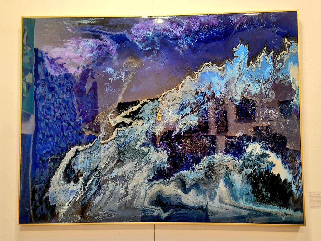 Letsbuysilver's tweet photo. 불교박람회. 첫날인데 사람이 어마어마하게 많다. 불상이나 그림 같은 작품 보는 재미로 찾는다면 괜찮지만 힙한 굿즈를 사려면 아주 오래 기다려야 ��다. 나로��� 굿즈의 유혹을 강제로 피할 수 있어 차라리 좋았다. 전통문양으로 채색된 불상-한지로 만든 불상-거센 파도 속에 단단히 앉아있는 불상 https://t.co/yCPLCEc0W7