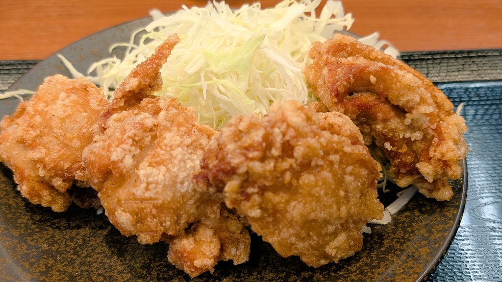 からやま
からやま定食（4個）640円
本日まで一部商品が150円引きって知らずに入店。嬉しい😍
いかの塩辛・割干大根が無料提供。
とろろ昆布入り味噌汁、好き♡
口の中に刺さりそうなくらいサクサクのからあげ、極ダレと甘辛ダレでごはん止まらん😋
ここの女性店員さん、テキパキ＆笑顔でステキすぎ😊