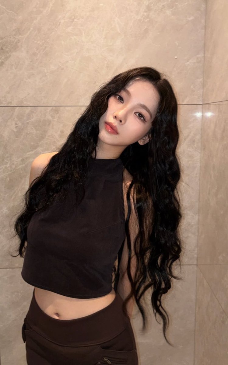 ur 카리나 tweet media