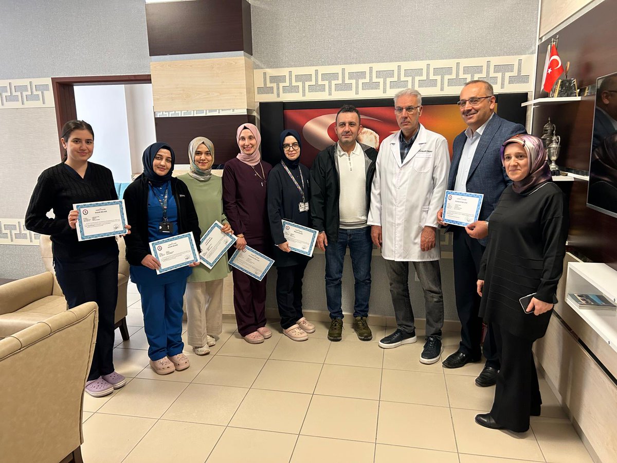 Havzadh's tweet photo. Samsun valiliğimiz tarafından hastanemiz Doktor ve çalışanlarımıza uygun görülen başarı belgesi ve teşekkür belgeleri hastanemiz Başhekimi tarafından personellerimize takdim edilmiştir çalışan arkadaşlarımızı tebrik eder bundan sonraki çalışmalarında başarılarının devamınıdileriz https://t.co/fCJeRfX41R