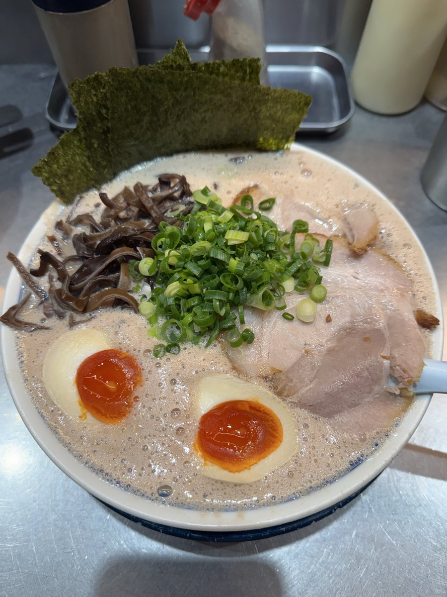 menwith09's tweet photo. 箕輪家
熟成豚骨泡増し中太麺
泡マシにしただけあって、丼はカプチーノのような泡、最高。くどさはなく、発酵臭がありながらも食べやすく、博多麺を想像していたが、オススメは中太麺のストレート麺。スープと絡んでいい感じ！

#箕輪家
#豚骨 https://t.co/wVVsonD8Gl