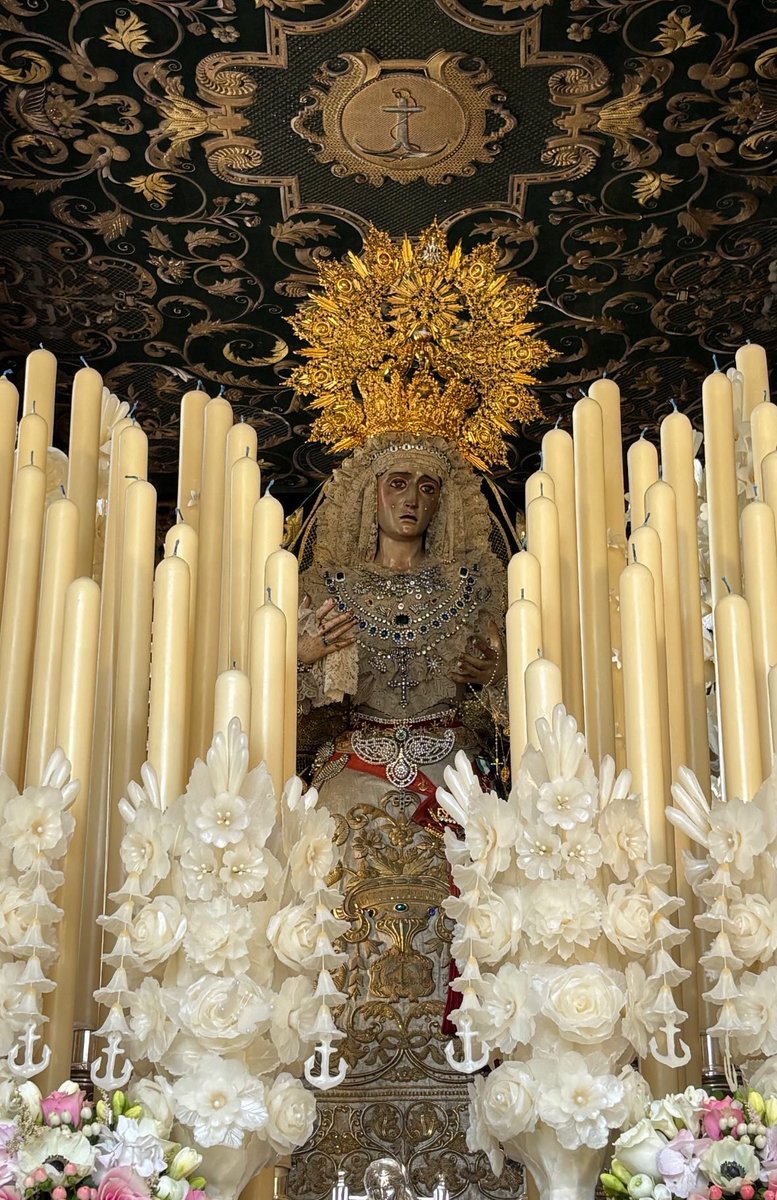 La Reina de Jerez haciendo gala de absolutamente todo. Sin complejos, la Esperanza.