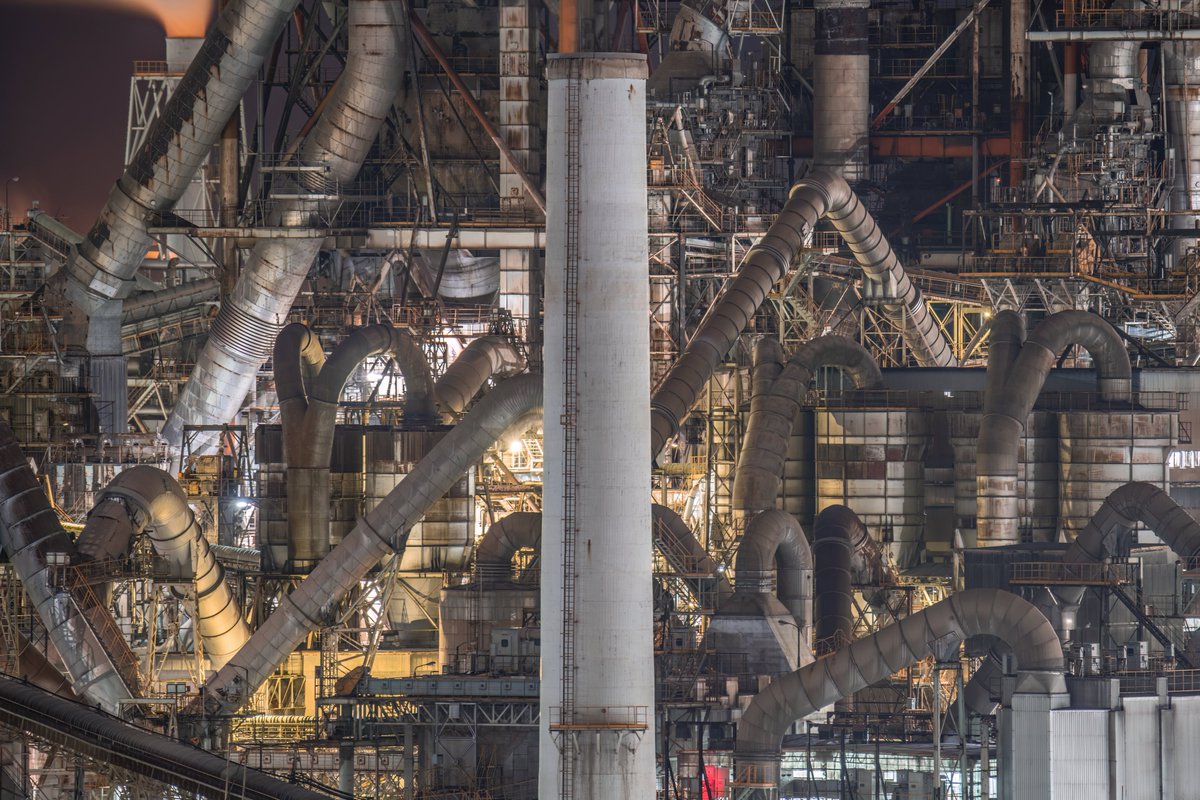 とんでもないスケールのセメント工場。福岡県の苅田町にあり、公園からこの景色を撮影できる