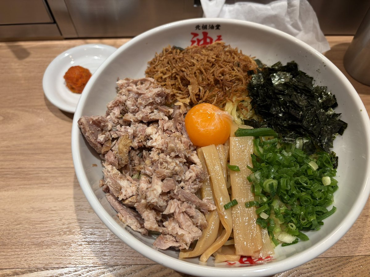 hayabusashi's tweet photo. とにかく最後まで足し算のみでいかに微細な変化を感じ取り続けれるか…という音楽に通ずる嗜み方で久々に集中した本番（油そば）でした。
まぁ最終的には頭悪そうなお味になってしまうのですけど🤪笑
美味しかったです！！！👏 https://t.co/9xDjBcvGxb