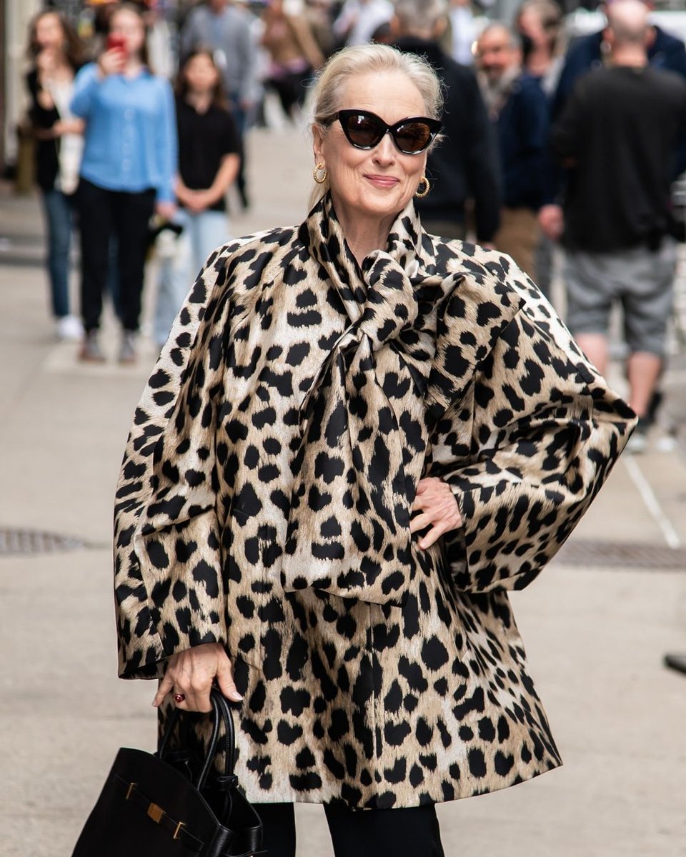 vogueturkiye's tweet image. #MerylStreep, dün New York City’nin Midtown bölgesinde “The Late Show With Stephen Colbert” programında görüntülendi. Yıldız isim yaka kısmında fiyonk detaylı olan leopar desenli üstüyle dikkat çekti. Streep, görünümünü #DeMellier marka Hudson model çanta ile tamamladı.