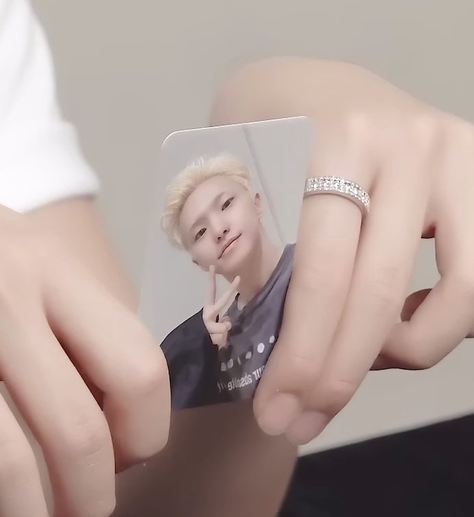 "i took a selfie because i looked so pretty after working hard..."

no one loves hoshi more than hoshi himself😭 my human vitaminnn <33

wishing everyone a month full of passion and hard work, just like him🤍🌟