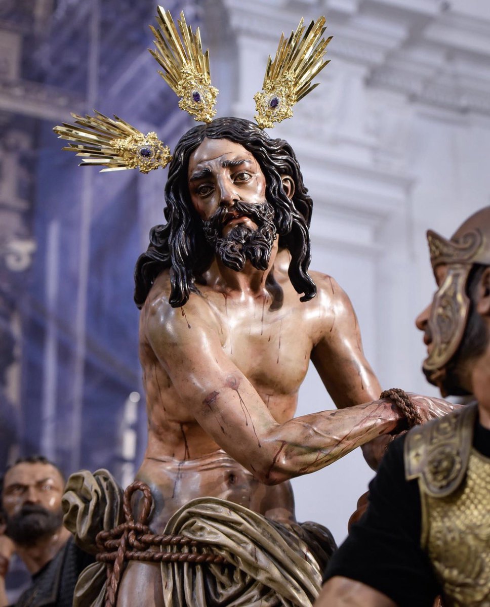 SagradaColumna's tweet photo. Sevilla suena a Sevilla, y más si una banda toca con sones de Cigarreras. 

El solo de una corneta rompe la palillería que hace mover la veleta de tanta sevillanía. 

Dios Atado a la Columna azotado por su gloria, y esa luz que nos deslumbra de la Virgen de la Victoria.

💜 https://t.co/QX4TxUmIQp