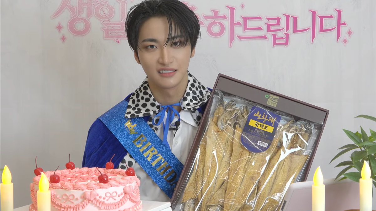 Kindinzin's tweet photo. O MINGI DEU PEIXE SECO PRO SEONGHWA KKKKKKKKKKKKKKKKKKKKKKKKKKKKKKKKKKKKKKKKKKKKKKKKK ELE AMOU A CARA DE FELICIDADE https://t.co/ZaNl8aOAzL