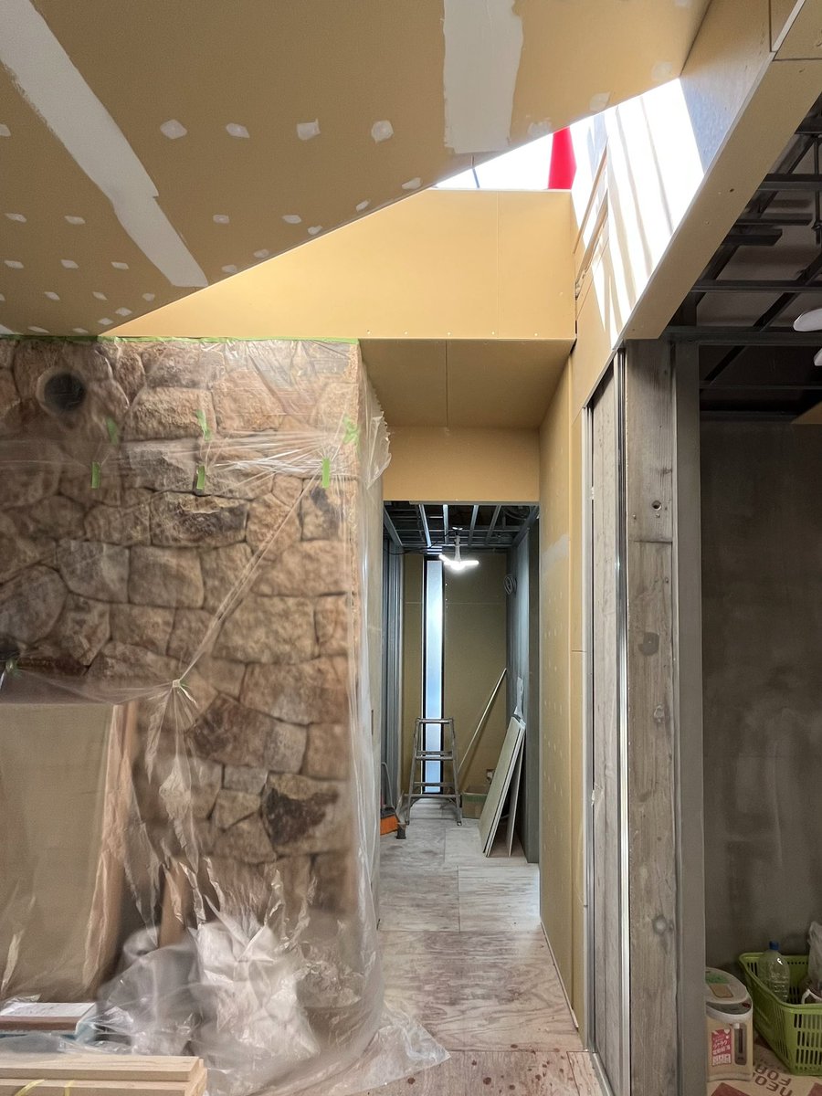 ararchitect's tweet photo. 一時的に養生が外れた隙にトップライトからの光を確認。 https://t.co/RRmZ7IgNTz