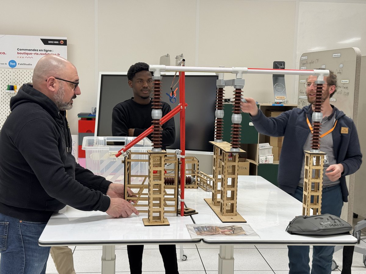RTE_AuRA's tweet photo. 💡Quand #innovation rythme avec collaboration ! Des salariés @RTE_France ont créé une maquette mobile des Travaux Sous Tension (TST) dans notre #FabStudio.🔧 Compacte, pratique et pédagogique, elle permet d’expliquer toutes les étapes des TST. 👏 https://t.co/yW3bbFAEvo