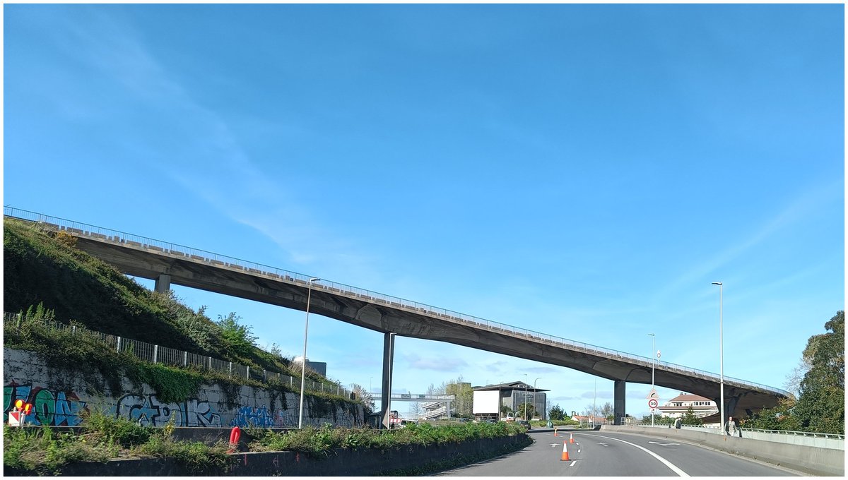 BlogBusurbano's tweet image. La #LÍn22 es la "víctima" de la desaparición de este viaducto.
Por ahí subía a la #Par059 del #CHUAC, procedente del #Materno.
En principio, ya no lo hará
hasta... un nuevo viaducto.
Su ruta de paradas:
#Par500 Pasaxe, As Xubias
🔴#Par059 CHUAC 🔴ANULADA
#Par060 Tanatorio SERVISA